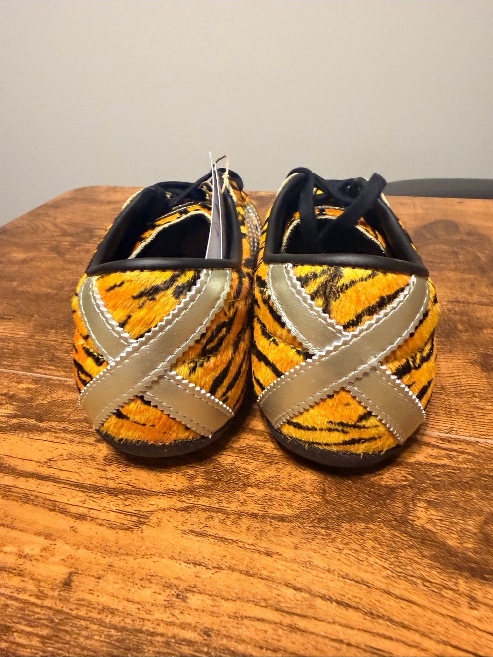Adidas Womens Tokyo Tiger Print Sneakers in Yellow with Silver Stripes 6W - Picture 4 of 9